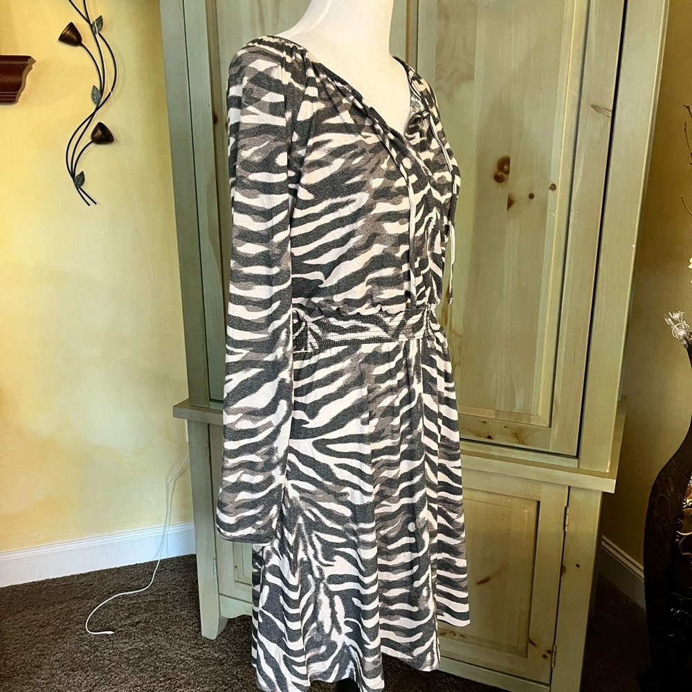 Lu La Roe Dress - Picture 2 of 6